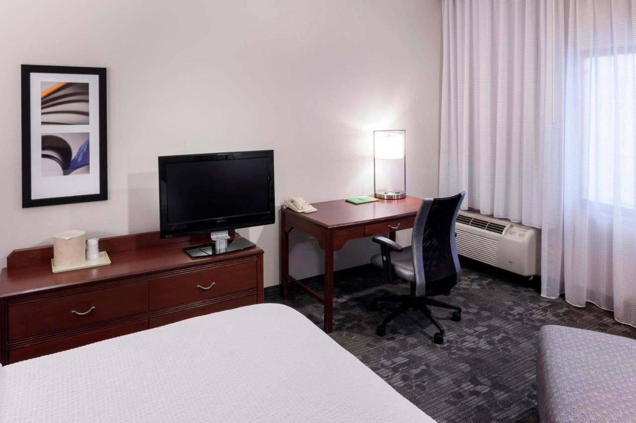 Courtyard By Marriott Wichita East Hotel Exterior foto