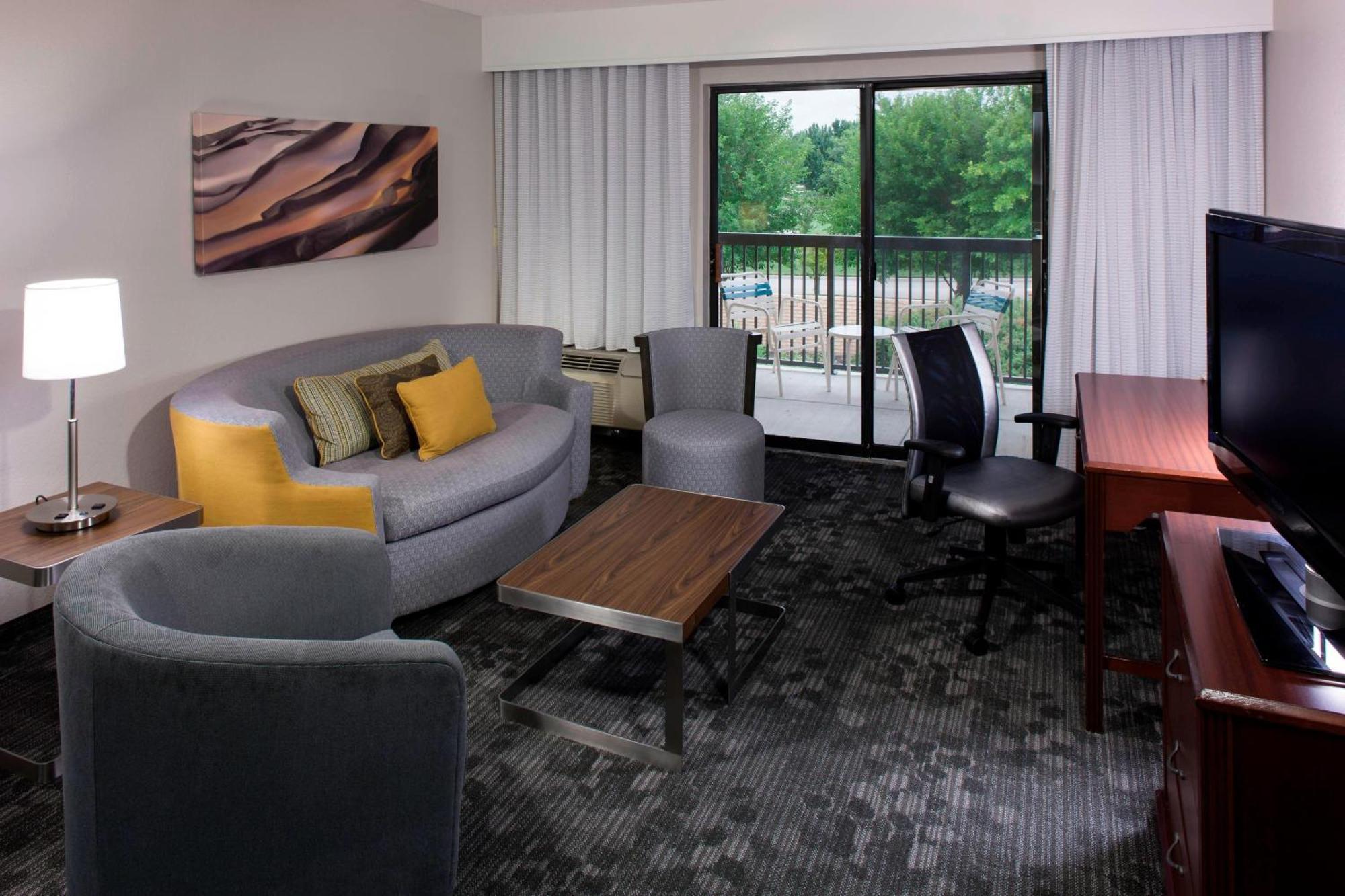 Courtyard By Marriott Wichita East Hotel Exterior foto