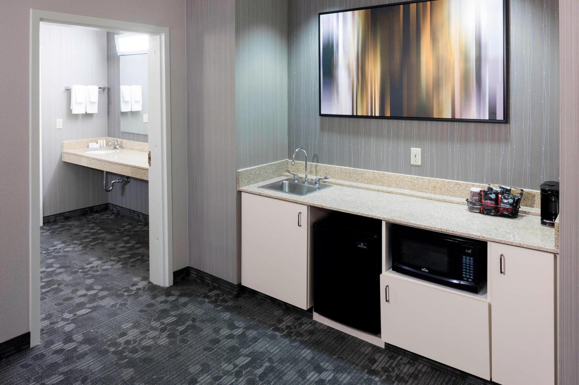 Courtyard By Marriott Wichita East Hotel Exterior foto