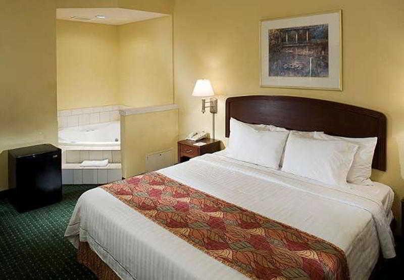Courtyard By Marriott Wichita East Hotel Exterior foto
