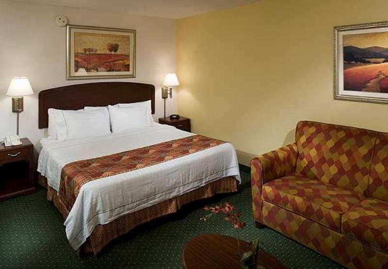 Courtyard By Marriott Wichita East Hotel Exterior foto