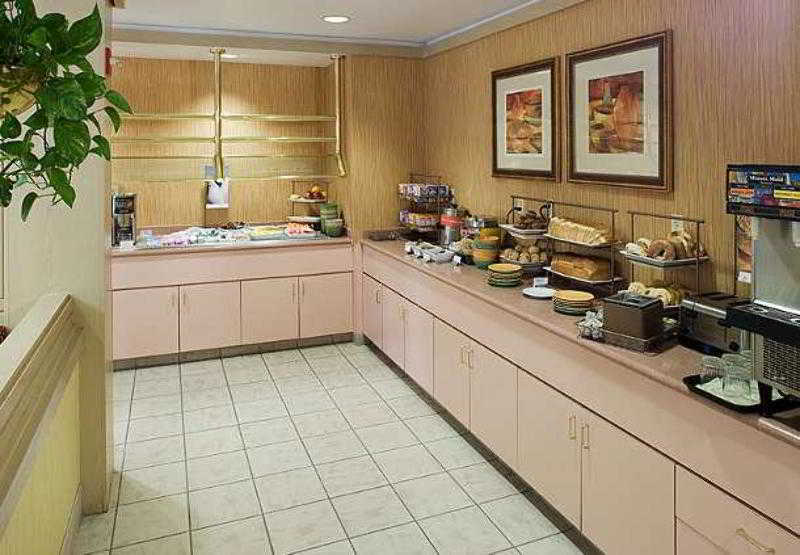 Courtyard By Marriott Wichita East Hotel Exterior foto