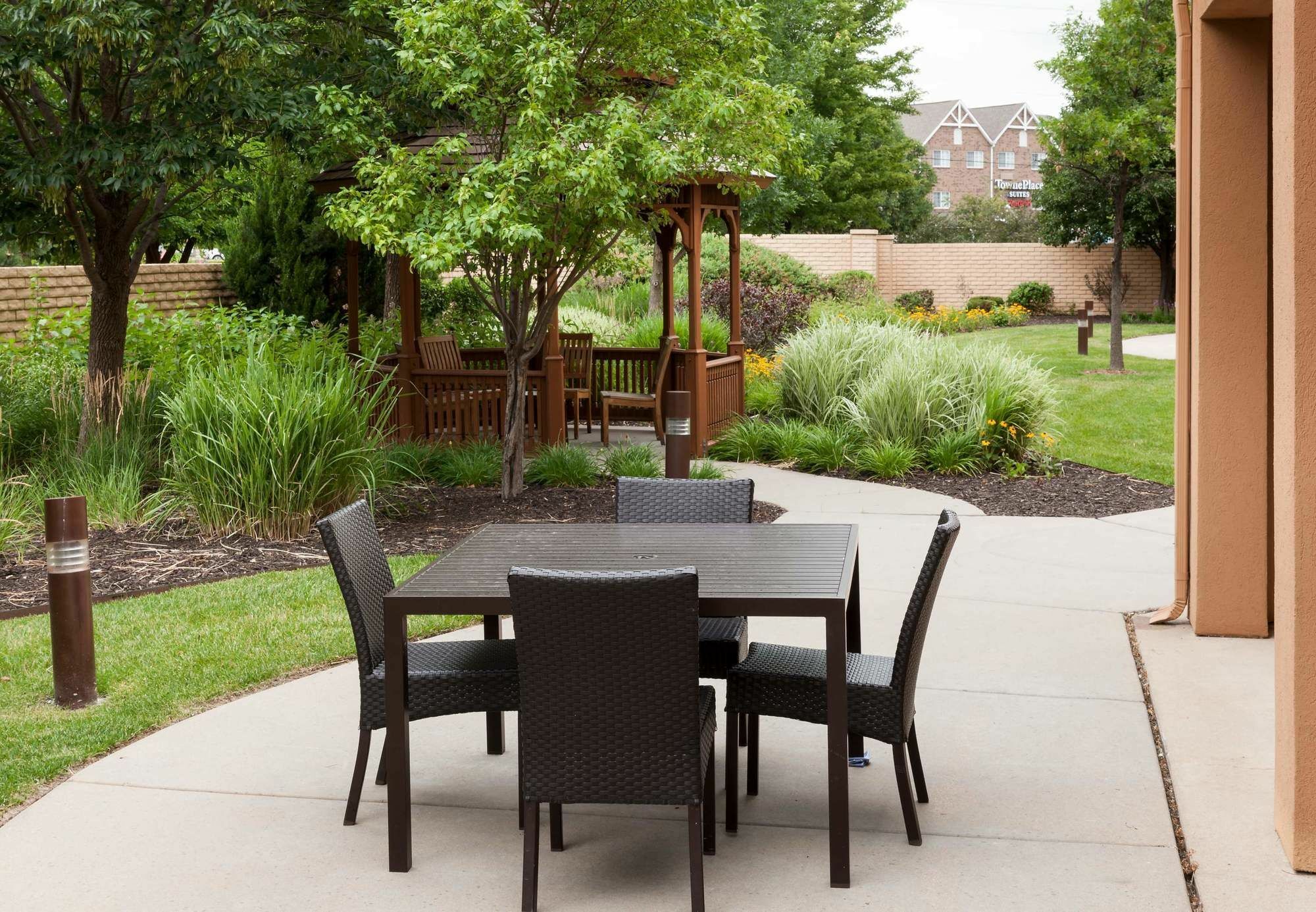 Courtyard By Marriott Wichita East Hotel Exterior foto